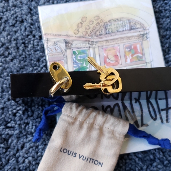 Louis Vuitton Lock & 2 Keys w/ Dustbag -LV Padlock - Picture 4 of 7